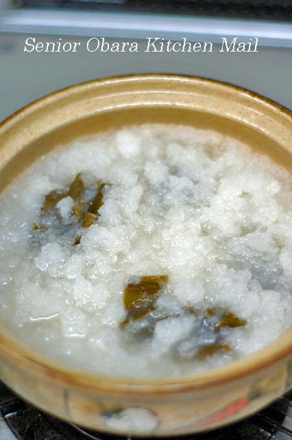 土鍋の中の大根おろしと昆布の写真