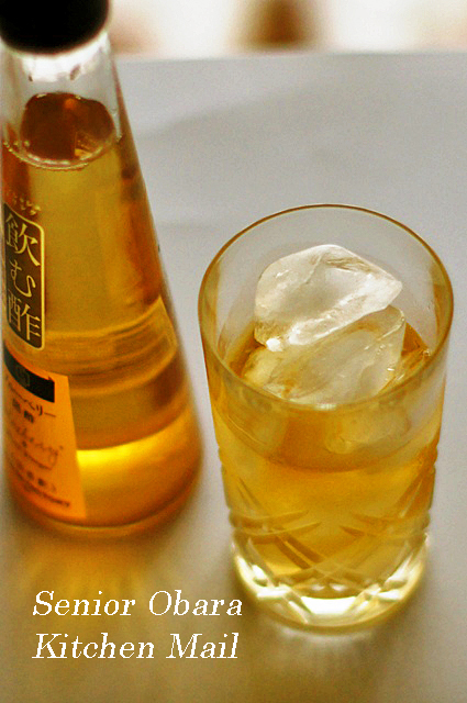 瓶詰にした金柑酢とコップに氷とサイダーを入れた写真