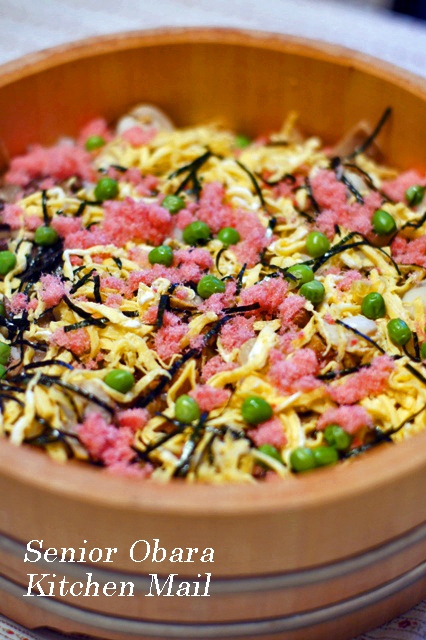小峰風呂桶店で作られた飯台の中のちらし寿しの写真