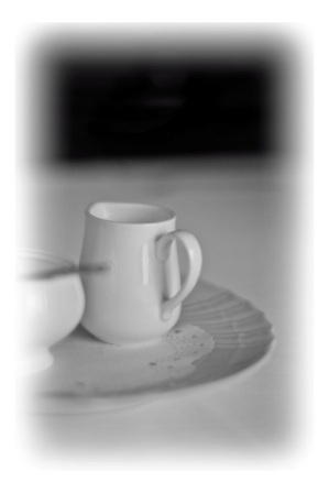 コーヒセットのミルク入れで白黒写真