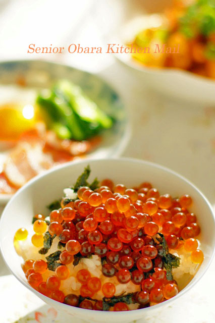 茶碗にご飯、のり、いくら醤油漬けをのせた写真