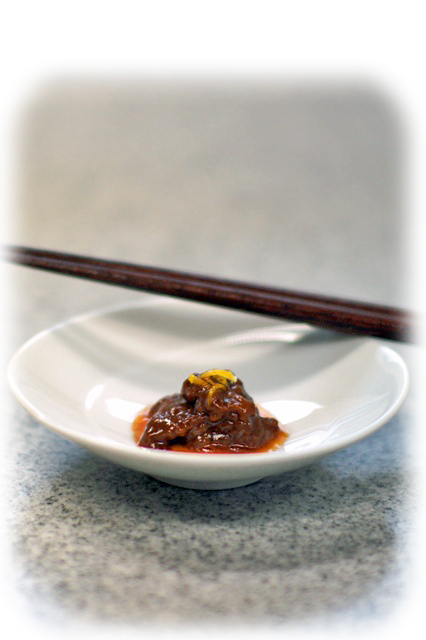 小皿に入れたいかの塩漬けと箸