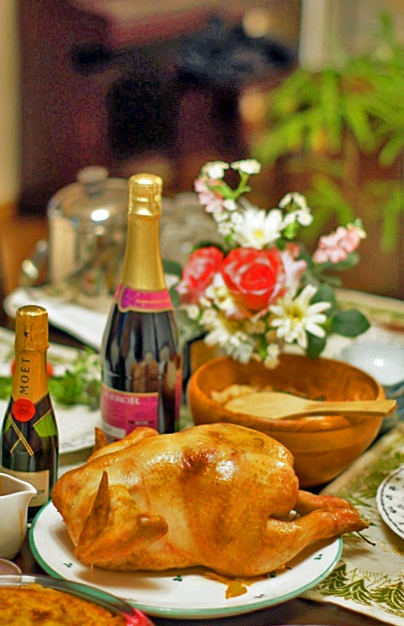 チキン・ワインの乗ったクリスマス・テーブルの写真