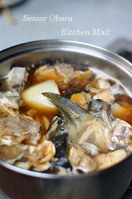 醤油色になった鍋の中の大根